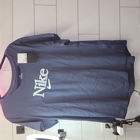 NWT WOMENS NIKE SHORT SLEEVE TEE - Picture 1 of 3